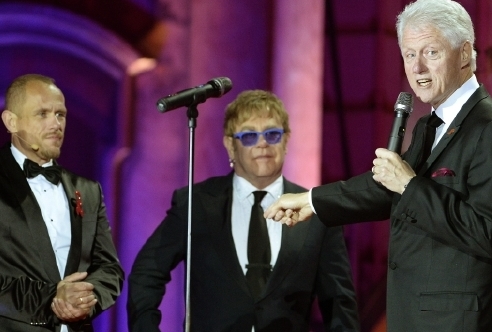 Zakladatel plesu Gery Keszler (vlevo), zpěvák Elton John (uprostřed) a bývalý americký prezident Bill Clinton.