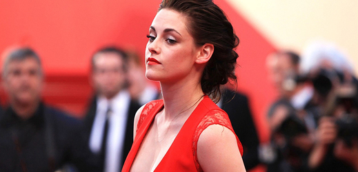 Hrdinka upírské ságy Stmívání Kristen Stewartová navzdory svému vlažnému výrazu rozpalovala návštěvníky loňského Cannes super hlubokým výstřihem červené róby.