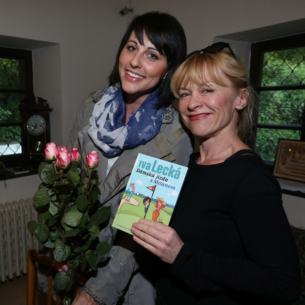 Dana Batulková autorce donesla pugét růží.