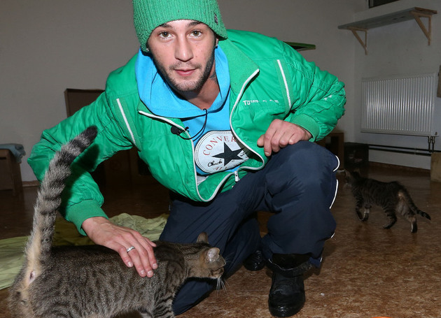 Sámer Issa zachraňoval opuštěné kočky.