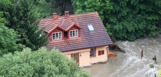 Dům herce Davida Prachaře je obklopen vodou a nikdo se do něj nemůže dostat.