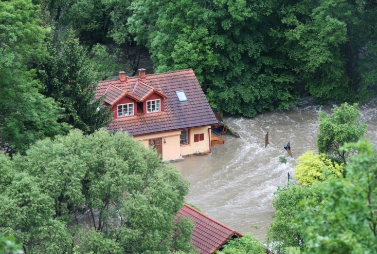 Dům herce Davida Prachaře je obklopen vodou a nikdo se do něj nemůže dostat.