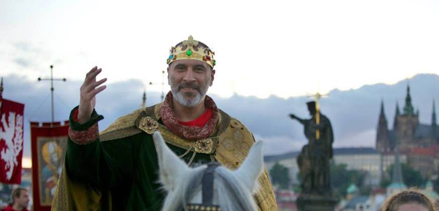 David Suchařípa si roli Karla IV. opravdu užíval.