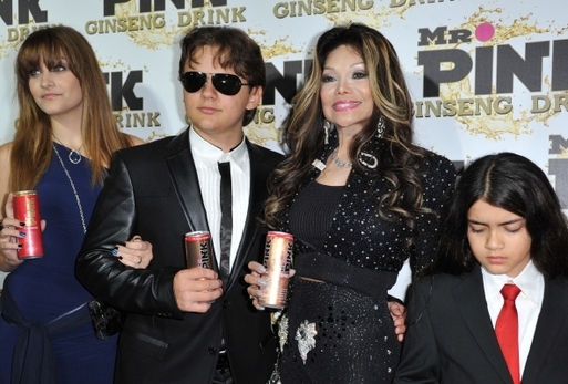 Pozůstalí po Michaelu Jacksonovi: zleva dcera Paris, syn Prince, sestra LaToya a syn Blanket.