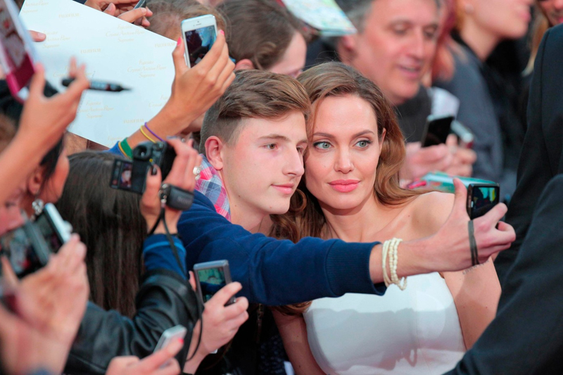 Angelina se ochotně fotografovala s fanoušky. Zkrátka je o ni stále velký zájem.