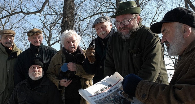 Cimrmani ve Vratných lahvích z r. 2006 (zleva): Jaroslav Weigel, Bořivoj Penc, Jan Kašpar, Ladislav Smoljak, Petr Brukner, Jan Hraběta a Zdeněk Svěrák.