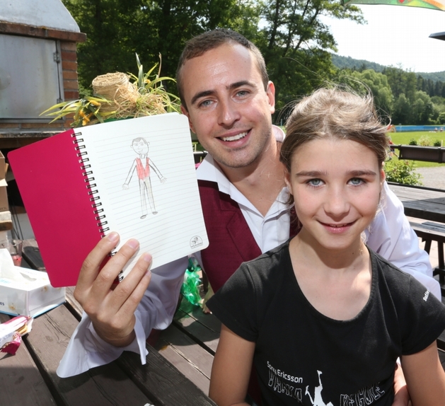 Na táboře po vystoupení kreslil Mirek s dětmi obrázky.