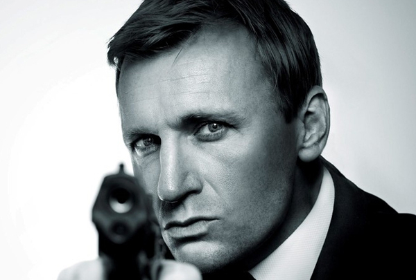 Vlastní manželka mu řekla, že vypadá jako herec Daniel Craig, který ztvárnil legendárního Jamese Bonda, a už to bylo. Čtyřiačtyřicetiletý Steve Wright cestoval v posledních pěti letech po celém světě a účastnil se mnoha událostí, při kterých dubloval slavného herce.