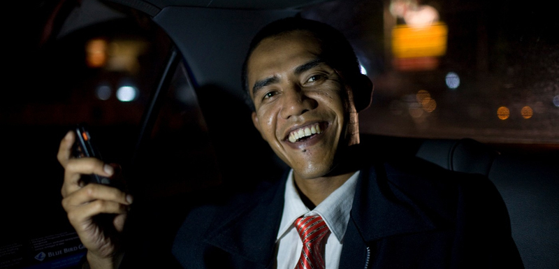 Pětatřicetiletý Ilham Anas z Jakarty jako by z oka vypadl americkému prezidentovi Barracku Obamovi. Pak stačí jen "nahodit oblek" a dokonalá podoba je završena. Obama je sice původem z Keni a Anas z Indonésie, přesto si prezidentův dvojník vydělá svým vzhledem na živobytí.