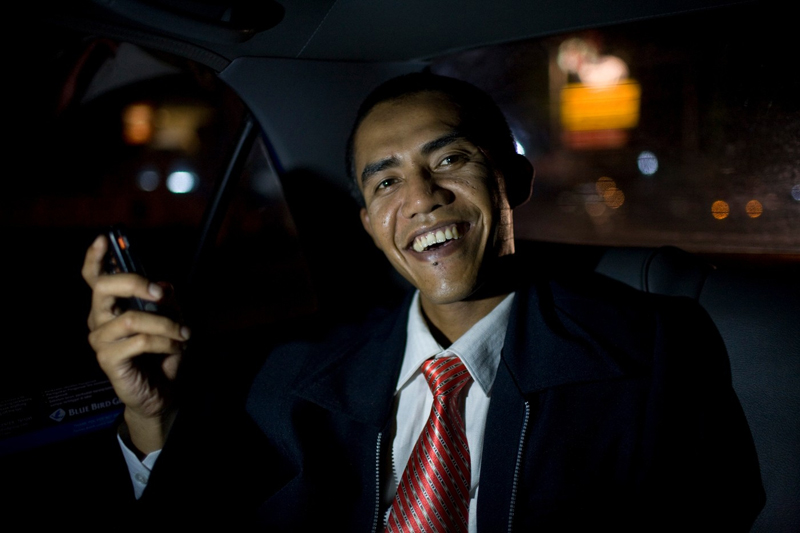Pětatřicetiletý Ilham Anas z Jakarty jako by z oka vypadl americkému prezidentovi Barracku Obamovi. Pak stačí jen "nahodit oblek" a dokonalá podoba je završena. Obama je sice původem z Keni a Anas z Indonésie, přesto si prezidentův dvojník vydělá svým vzhledem na živobytí.