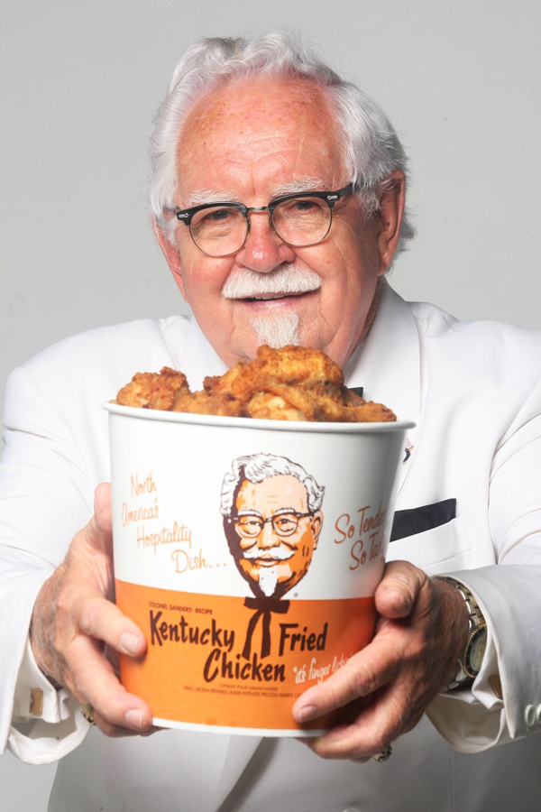 Dvojník Colonela Sanderse, majitele řetězce rychlého občerstvení KFC. Úžasná podoba, co říkáte?