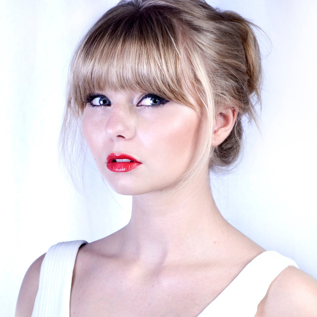 Podoba na slavnou zpěvačku Taylor Swiftovou se osmnáctileté Xenně Kristianové příliš nevyplatila. Tvrdí, že kvůli svému oslnivému vzhledu byla napadena a zbita žárlivým spolužákem.