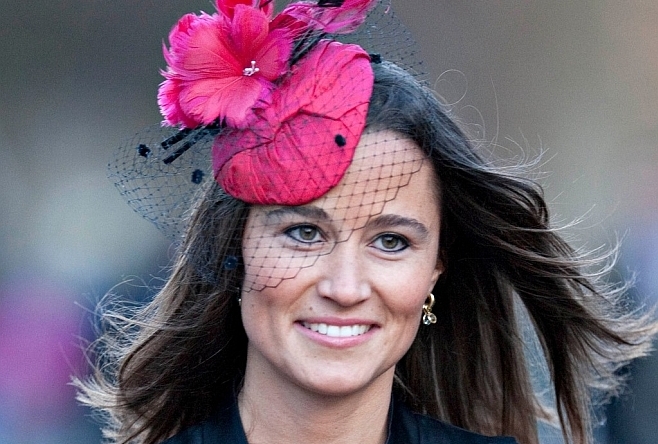 Je to barvami, tvarem, nebo čím? Pippa s extravagantním kloboučkem vyvolává spíš úsměv než obdiv.