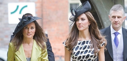 V porovnání s její slavnější sestrou Kate (vpravo) nevypadá Pippa ve svém placatém klobouku ani zdaleka tak dobře.