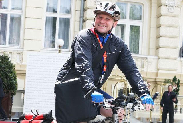 Marek Taclík dorazil na kole.