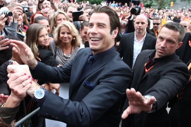 John Travolta se zdraví s fanoušky.