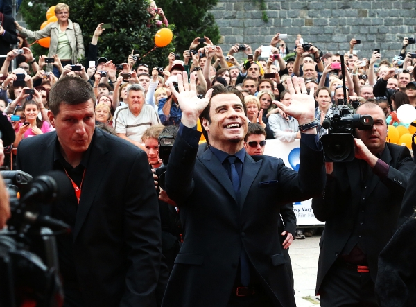 John Travolta se zdraví s fanoušky.
