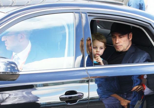 Travolta vezl syna na letiště na klíně. 