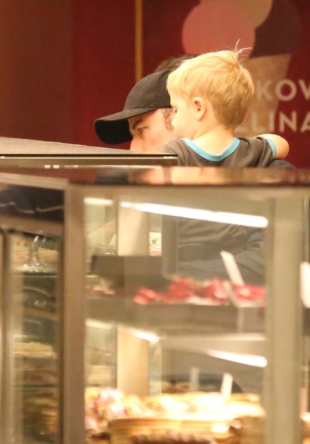 Travolta se synem v cukrárně.