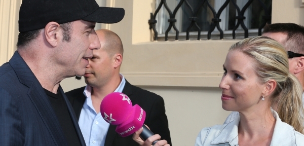 John Travolta dělá rozhovor pro televizi Barrandov.