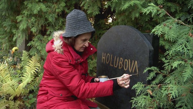 Eva Holubová si maluje náhrobní kámen.