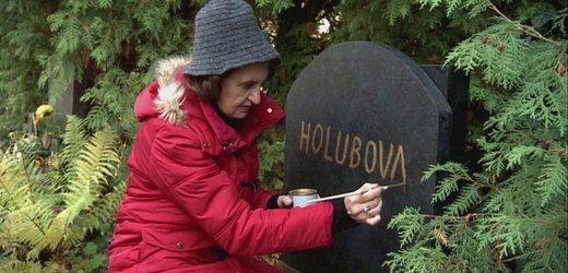 Eva Holubová si maluje náhrobní kámen.