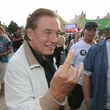 Karel Gott jde s dobou. Na fanoušky ukazoval rocková gesta.