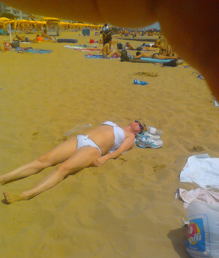 Iveta Bartošová na pláži. Žije?