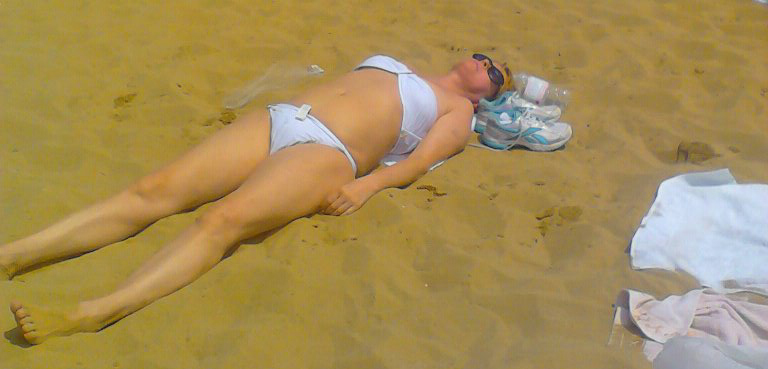 Iveta Bartošová na pláži. Žije?