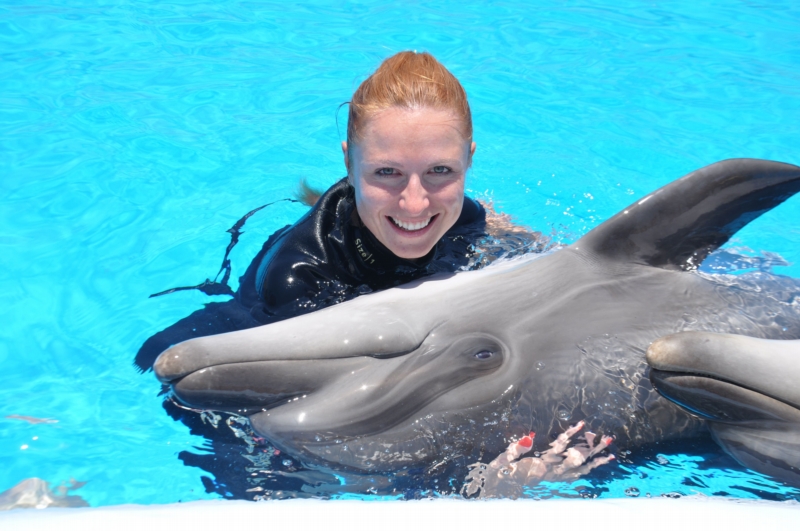 Na dovolené s přítelem dokonce plavala s delfíny.