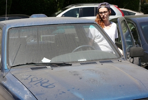 Kristen má auto ozdobené nápisem: "Miluji Roba".