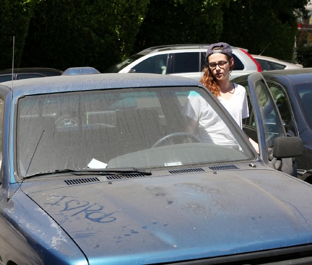 Kristen má auto ozdobené nápisem: "Miluji Roba".