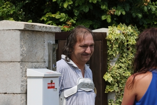 Muž, který má na starosti generální úklid v domě Ivety Bartošové.