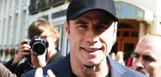Travolta byl v permanentním obležení novinářů a fanoušků.
