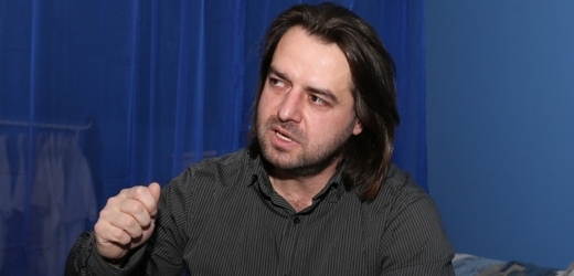 Zdeněk Macura tvrdí, že je ochránce slabých a utlačovaných žen.