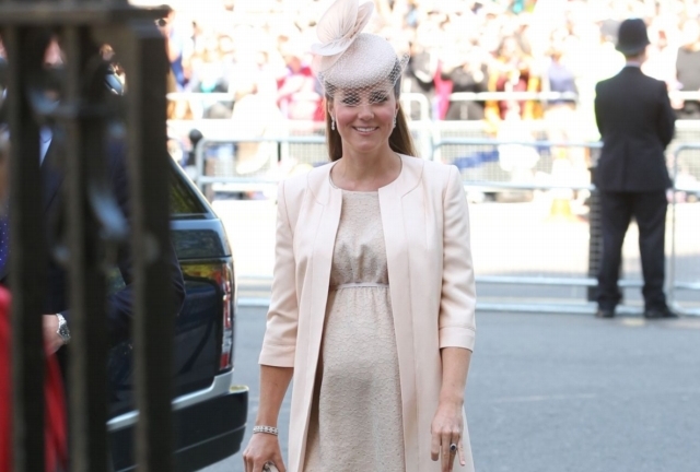 Kate je právě v porodnici s kontrakcemi. Každou chvíli se tak může narodit královské miminko.