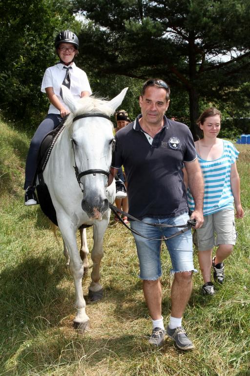 Miroslav Etzler prý kdysi na koni jezdil. Teď to ale raději s jízdou na koni moc nepřehání. Teprve nedávno se zotavil z ošklivého zranění nohy.