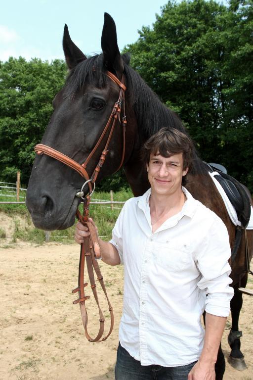 Herec Martin Kraus bydlí na farmě. O koně se umí báječně postarat.