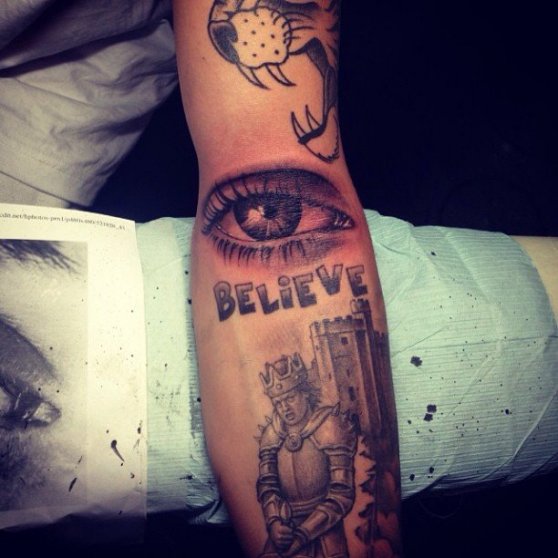 Tetování Justina je opravdu podivné.