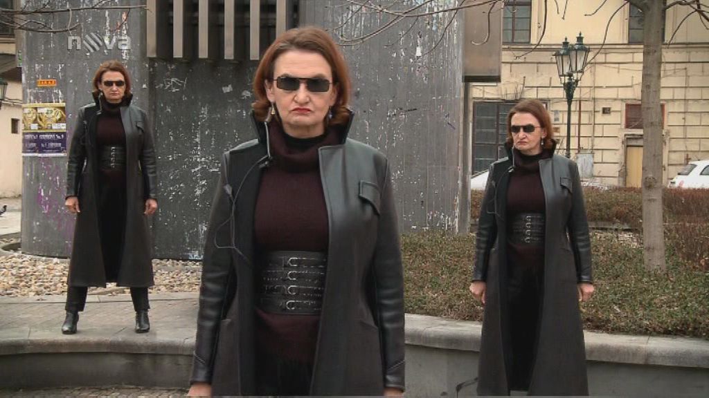 Herečka Eva Holubová coby Neo z Matrixu.