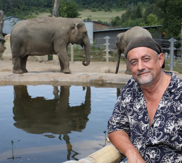 Richard Tesařík má v muzikálu roli slona.