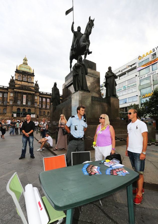 Takhle to dnes vypadalo na Václavském náměstí. Demonstrace "za Ivetu" moc lidí nepřitáhla.