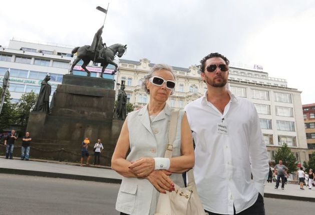 Martucci dorazil na demonstraci i se svou matkou.