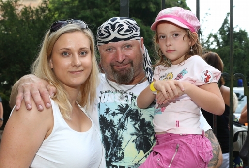 Jiří Zonyga se svými dcerami.