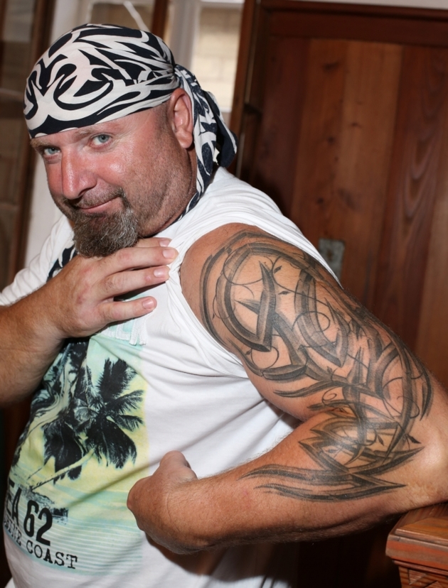 Jiří se chlubil svým parádním tetováním.