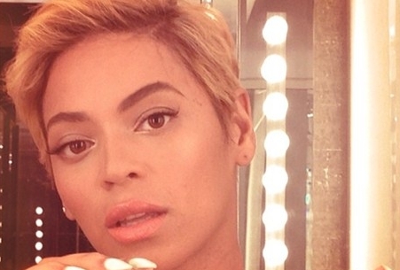 Beyoncé důvod radikální změny své image nijak nekomentovala. Že by ji už dlouhé vlasy nudily? (Foto: profimedia.cz)