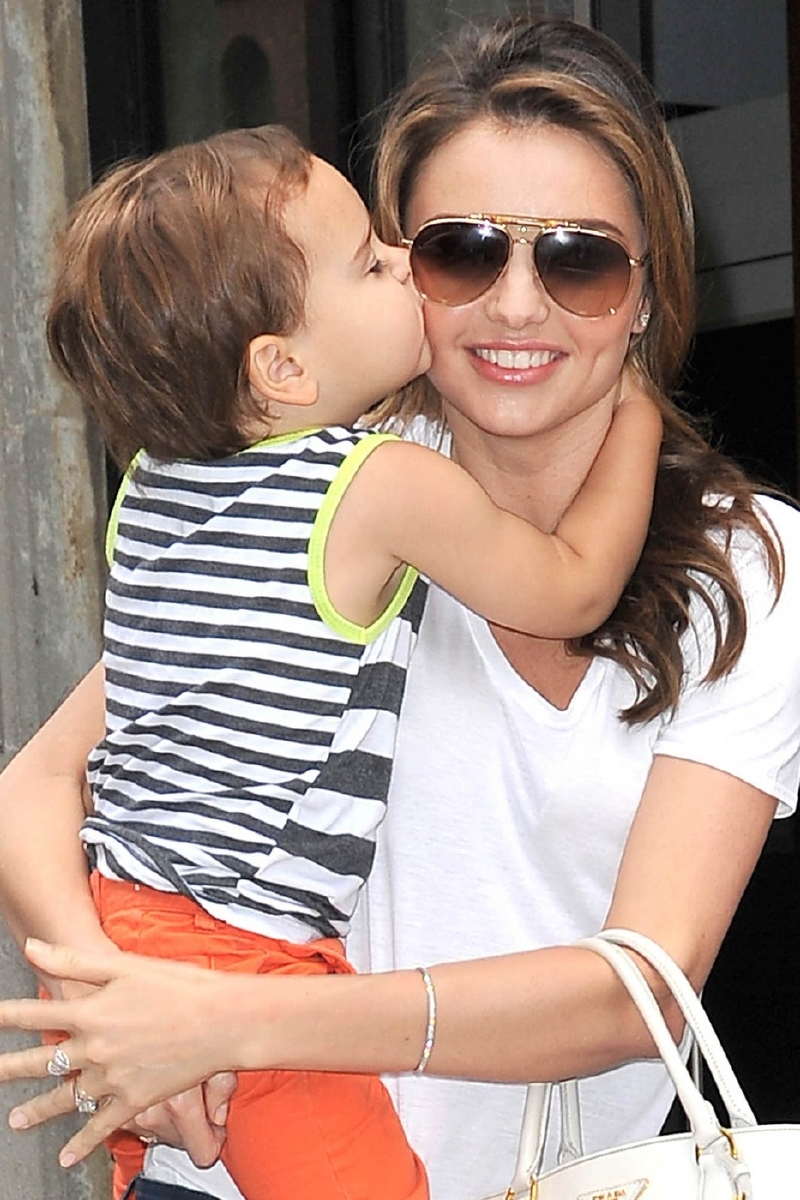 Miranda dostala sladkou pusu od syna.