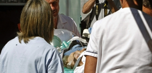 Rosalia Meraová při převozu do nemocnice.
