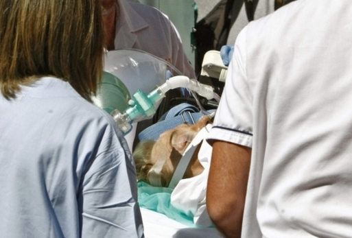 Rosalia Meraová při převozu do nemocnice.