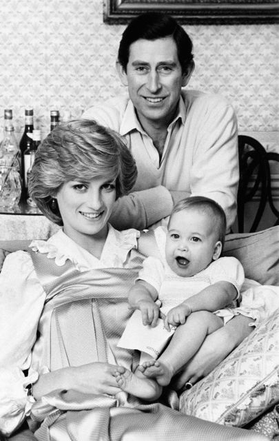 Takto pózovala princezna Diana a Charles s malým Williamem.